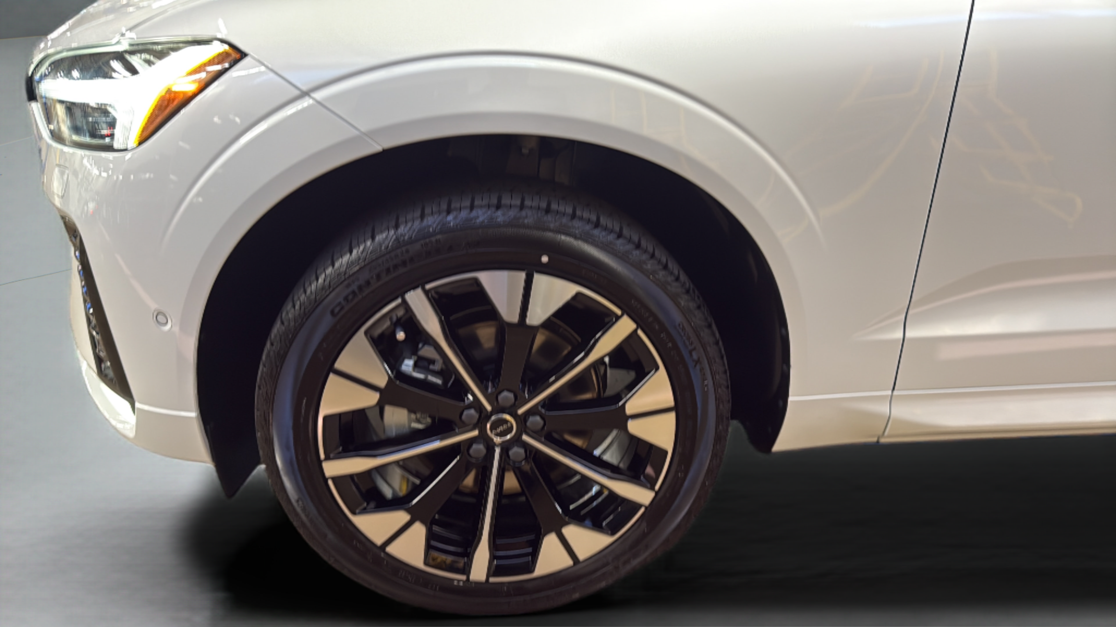 New 2027 Volvo XC60 B5 Plus AWD/4WD image 11