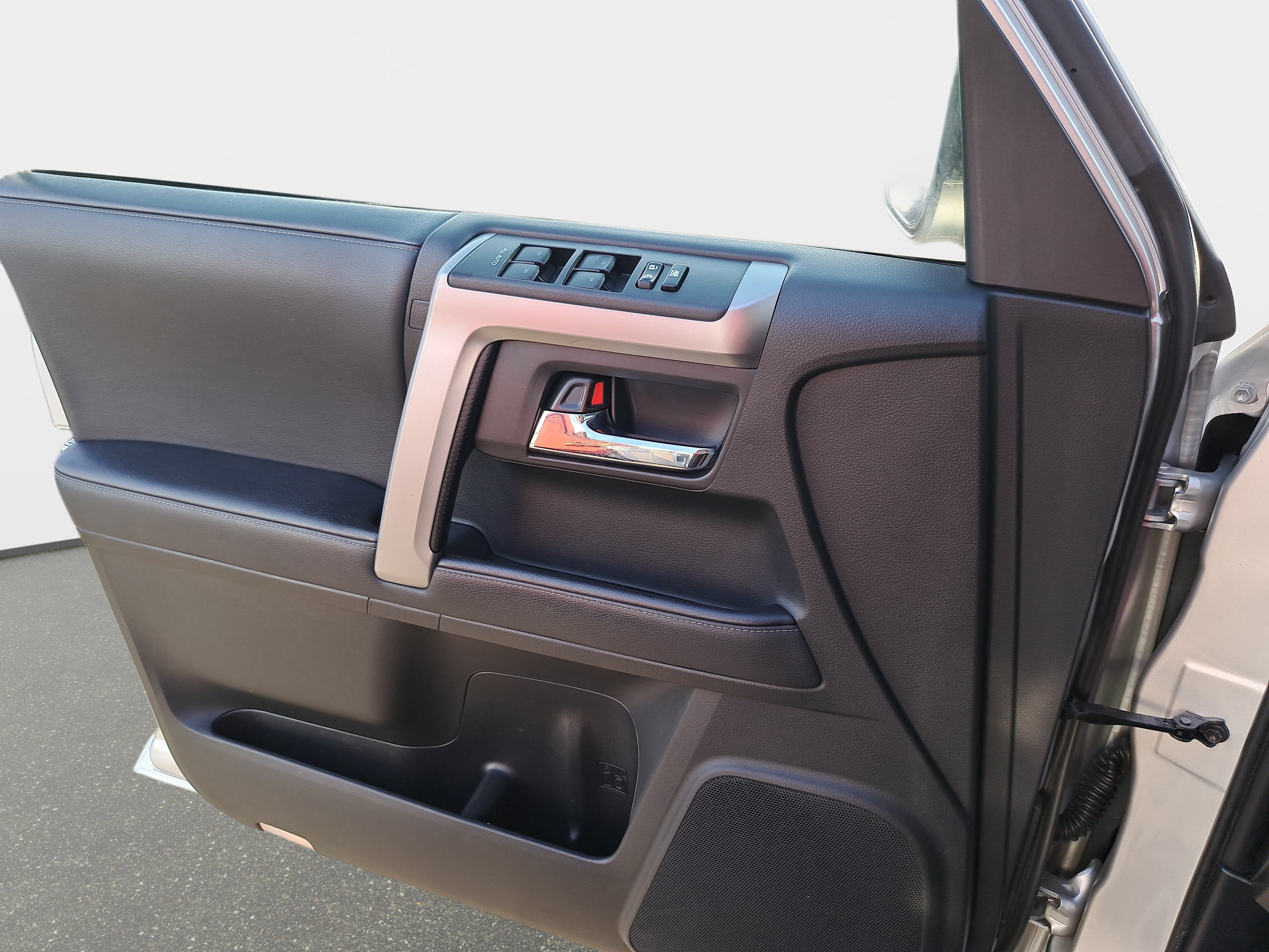 Used 2020 Toyota 4Runner SR5 Premium w/ Moonroof Package RWD image 25