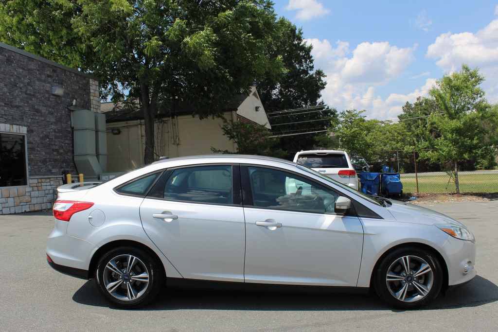 Used 2014 Ford Focus SE w/ SE Sport Package FWD image 4