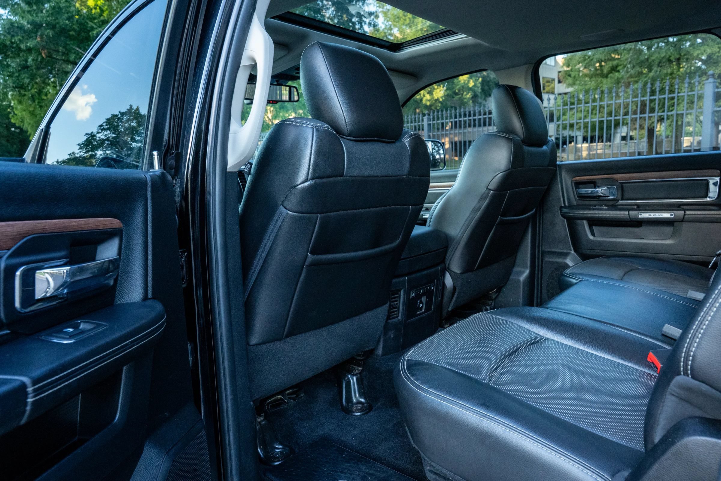 Used 2014 RAM 1500 Laramie w/ Convenience Group AWD/4WD image 17