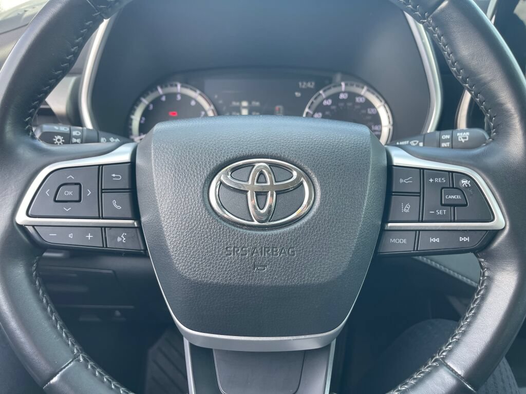 Used 2023 Toyota Highlander XLE FWD image 19