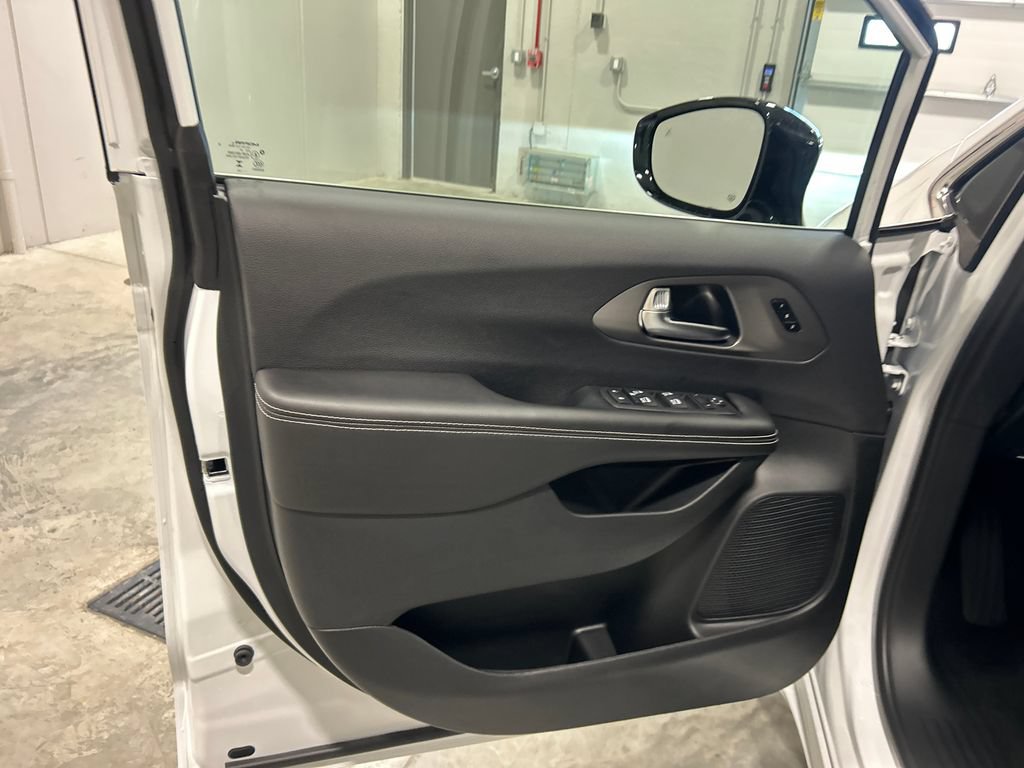 New 2027 Chrysler Pacifica Select FWD image 15