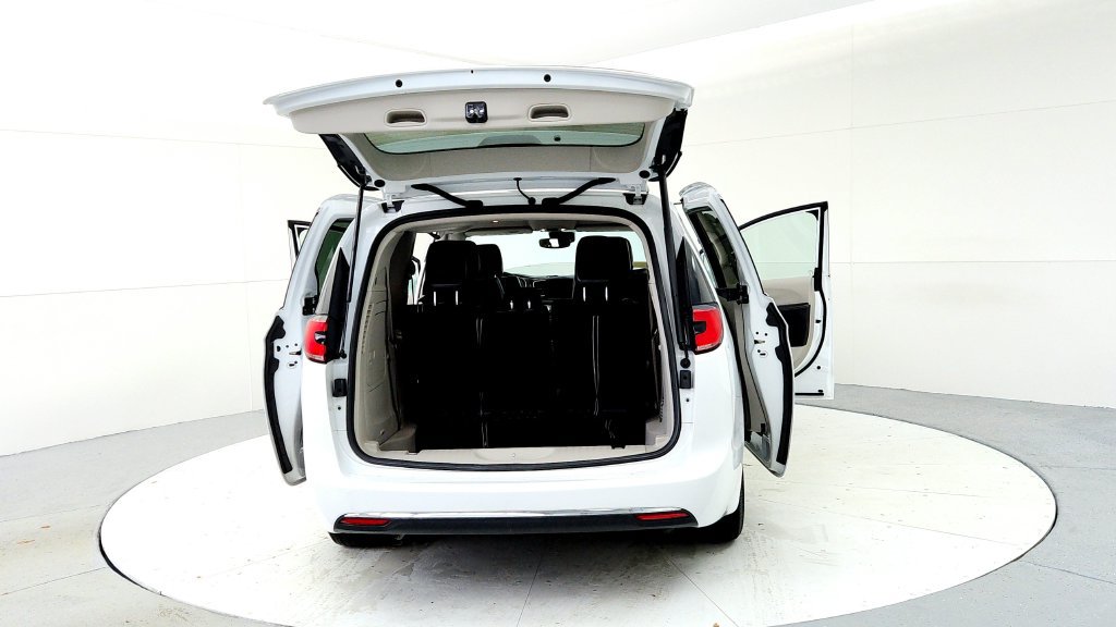 Used 2022 Chrysler Pacifica Touring-L FWD image 11
