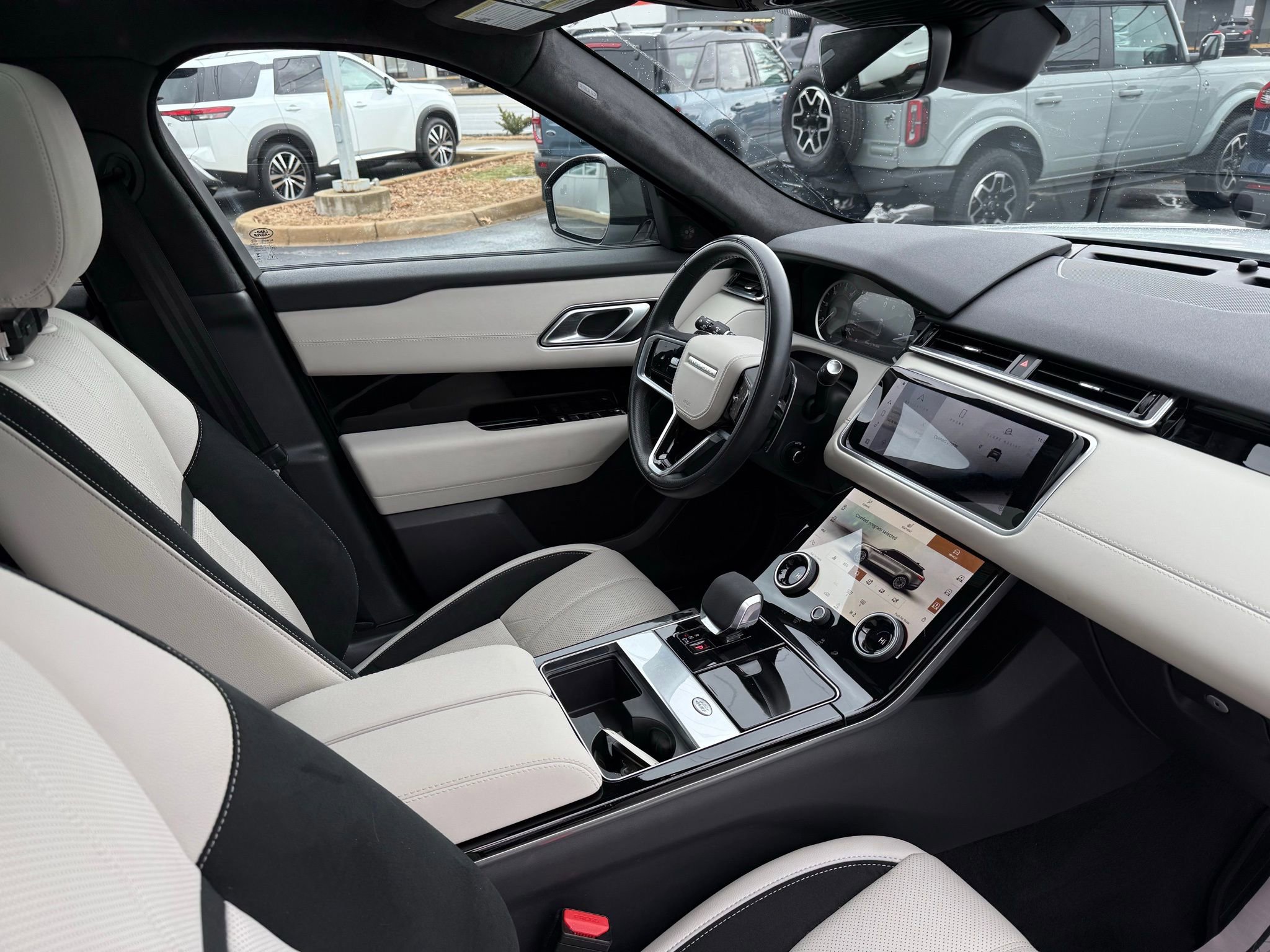 Used 2023 Land Rover Range Rover Velar R-Dynamic S image 26