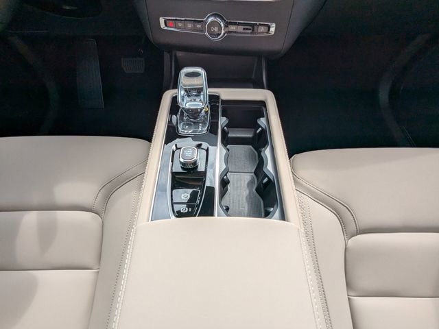 New 2025 Volvo XC90 B5 Core w/ Protection Package Premier image 23