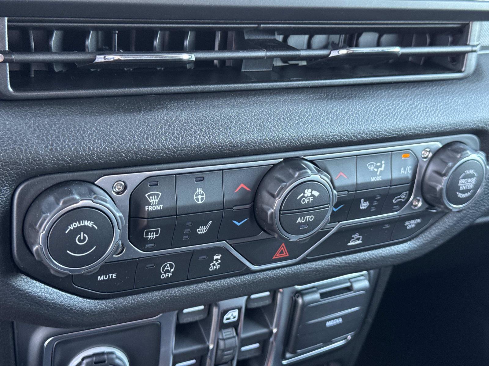 New 2026 Jeep Gladiator Sport AWD/4WD image 16
