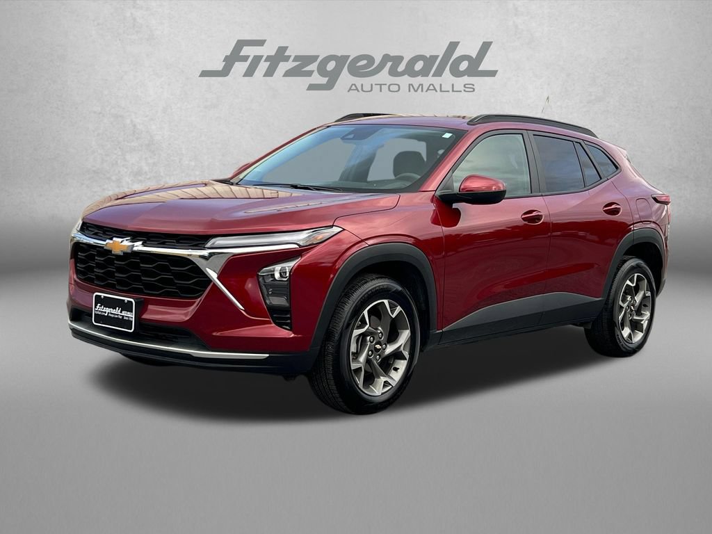 Used 2025 Chevrolet Trax LT FWD image 2