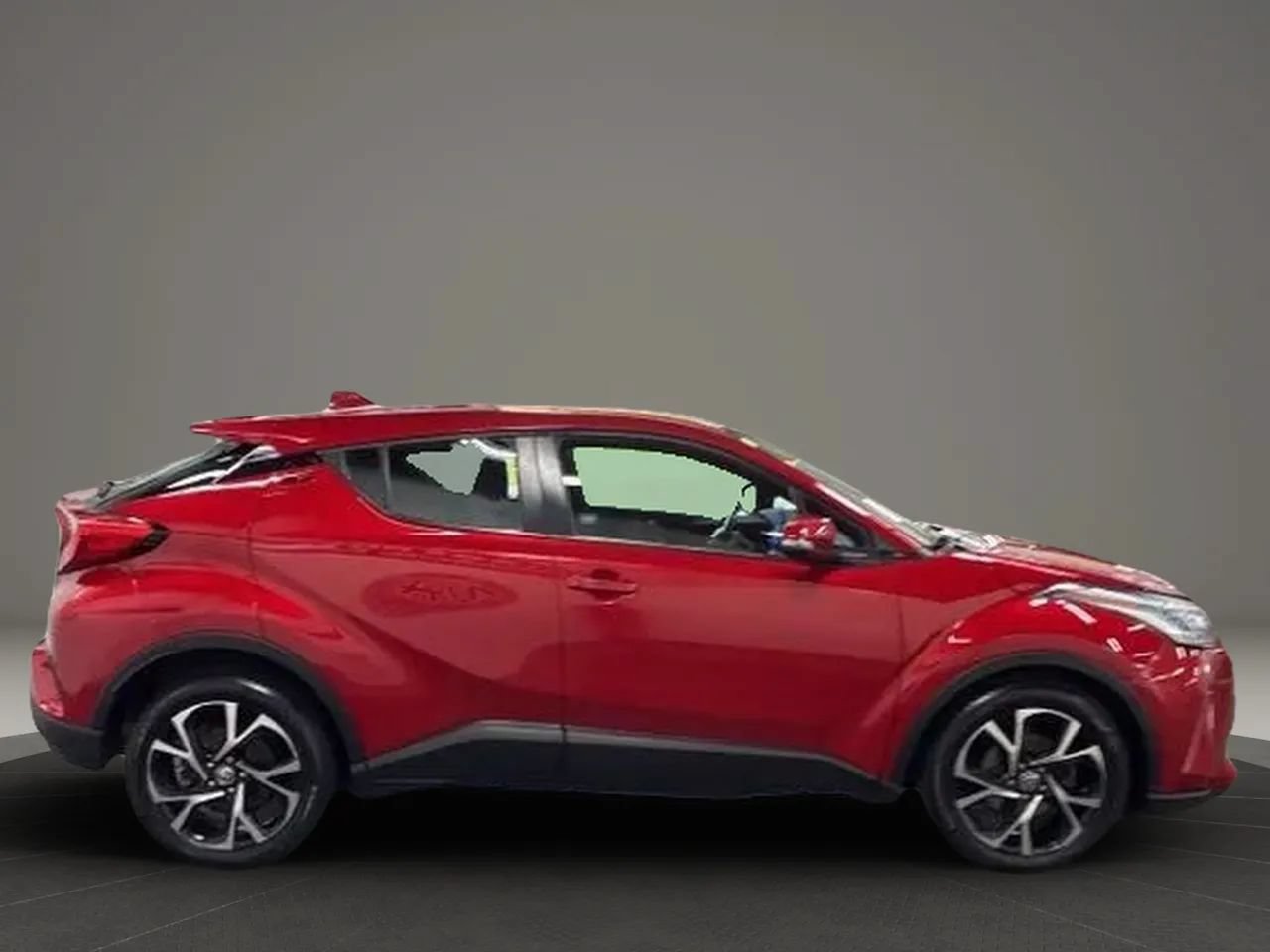 Used 2021 Toyota C-HR XLE FWD image 4