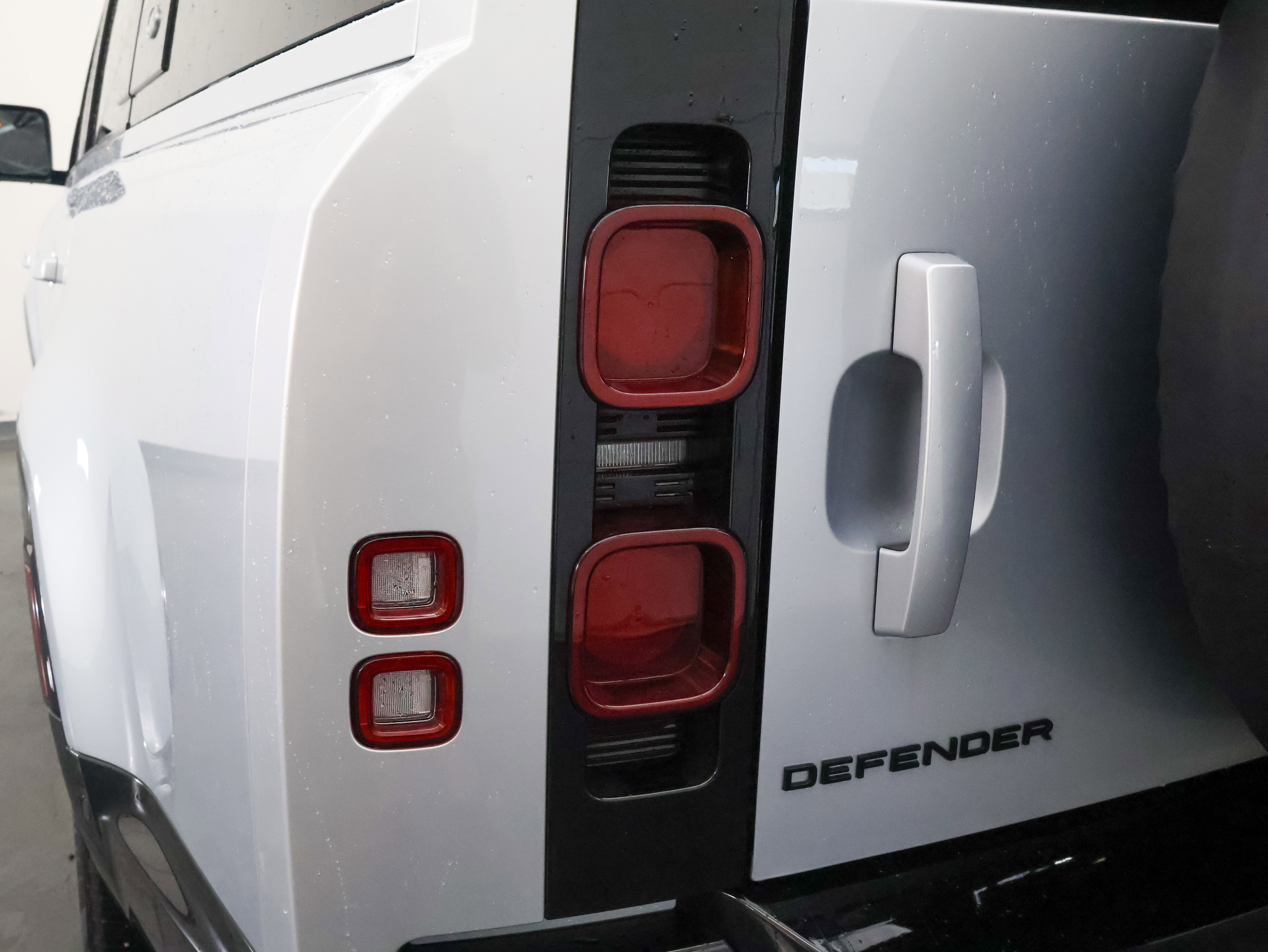 Used 2024 Land Rover Defender 130 X-Dynamic SE AWD/4WD image 44