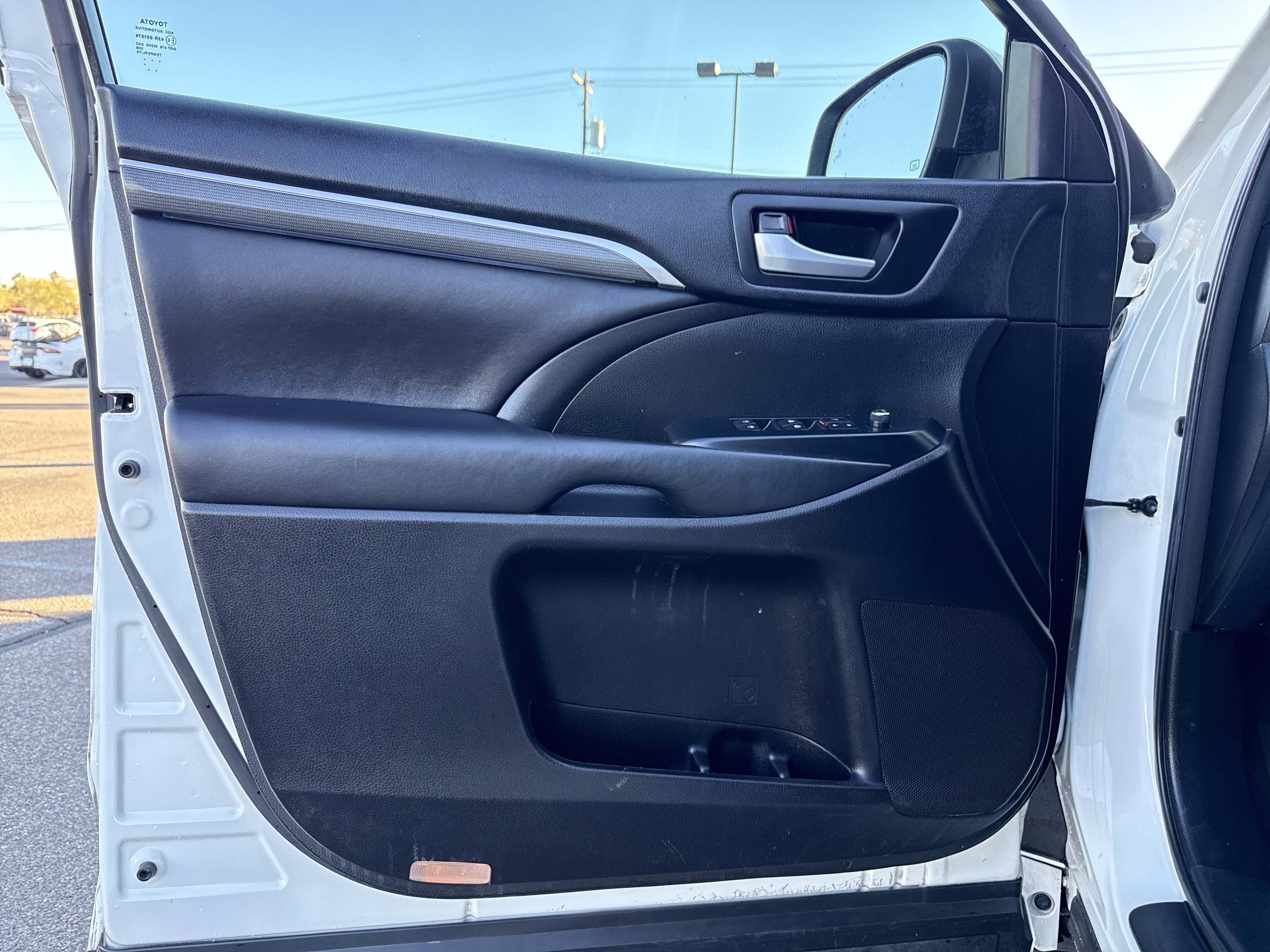 Used 2017 Toyota Highlander SE image 15