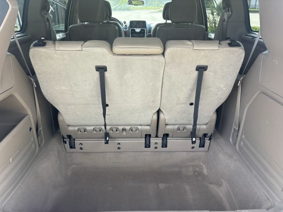 Used 2016 Chrysler Town & Country Touring FWD image 26