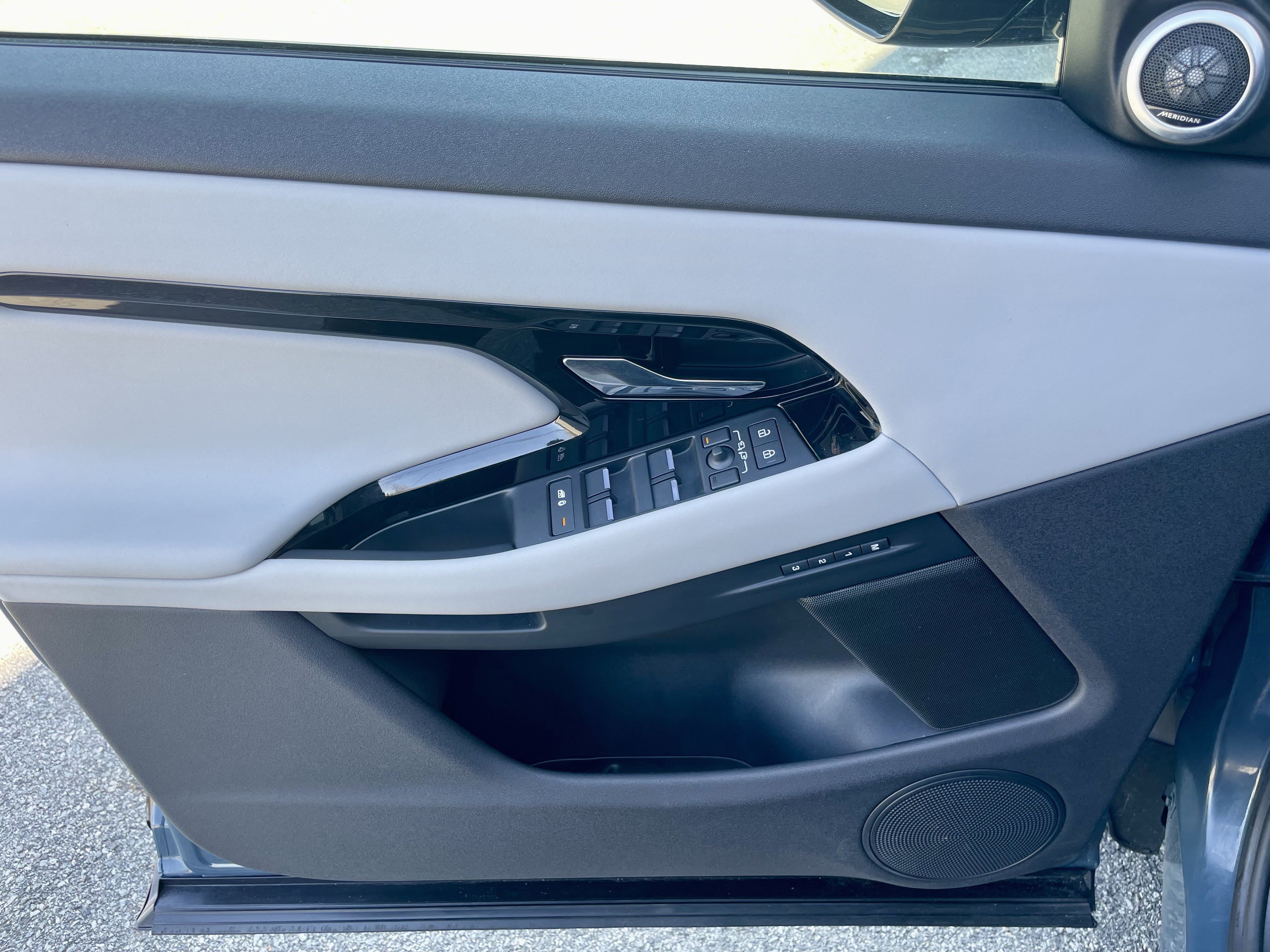 Used 2024 Land Rover Range Rover Evoque Dynamic SE image 12