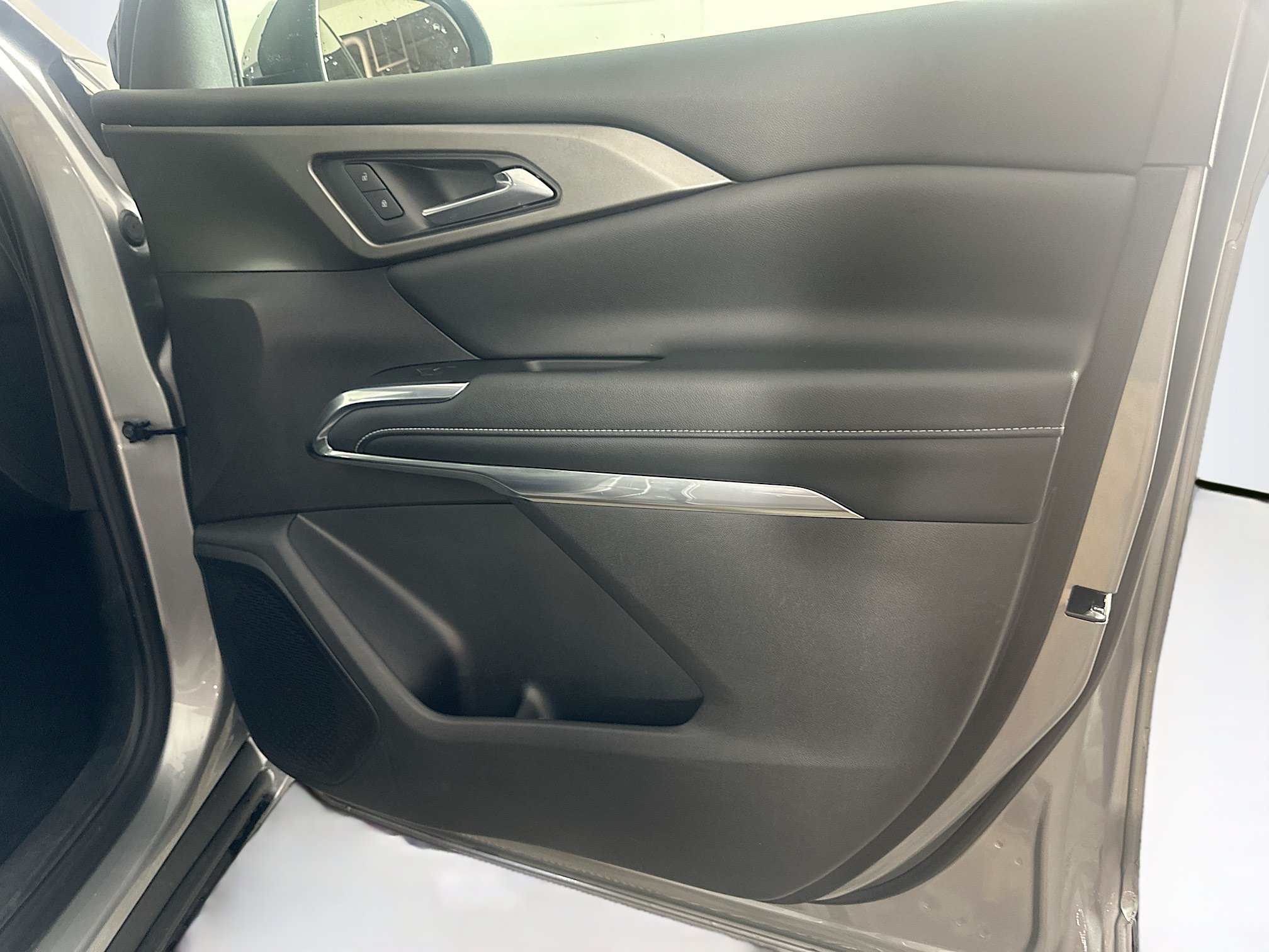 Used 2025 Chevrolet Traverse LT FWD image 34