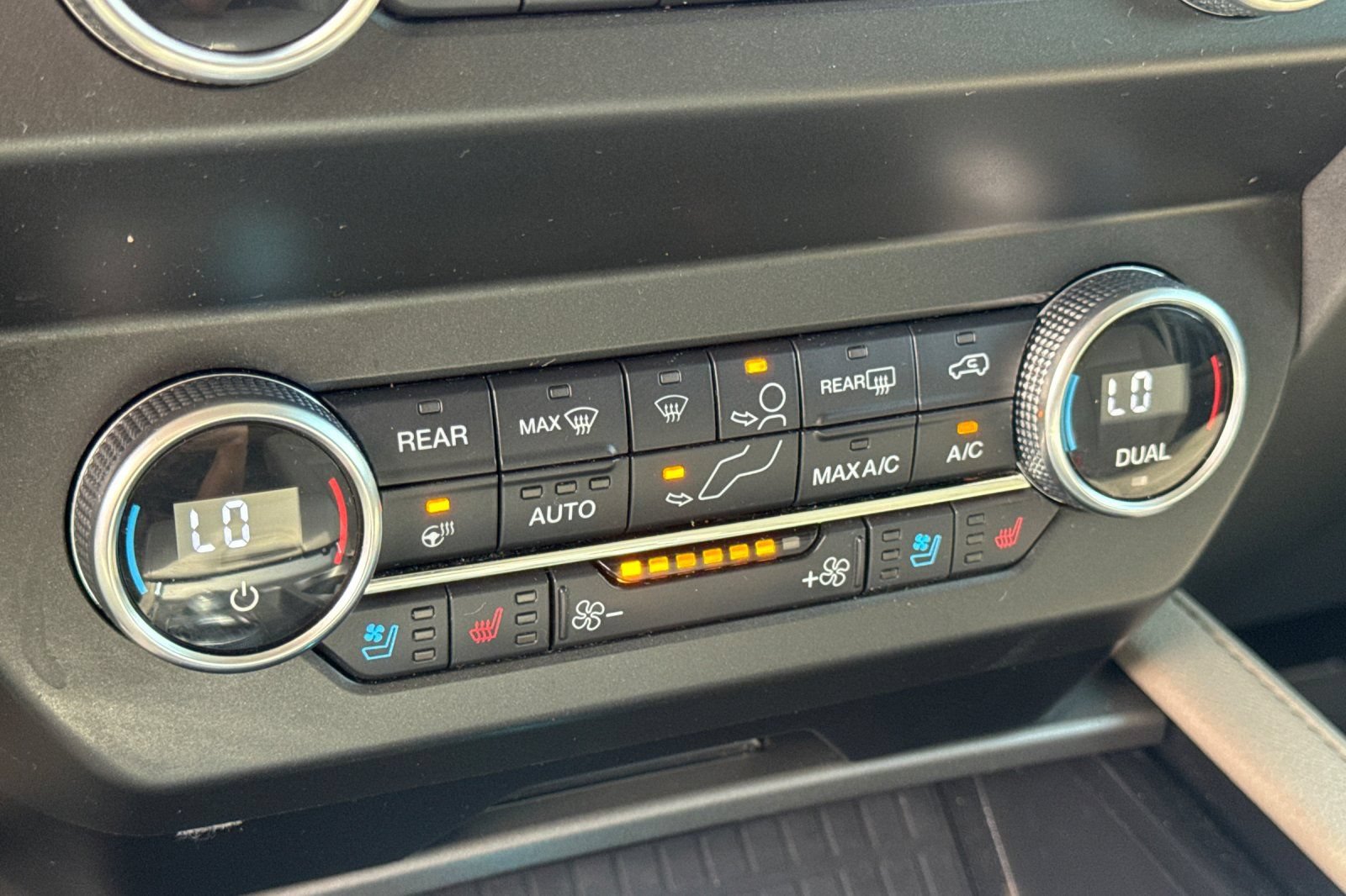 Used 2020 Ford Expedition XLT w/ Equipment Group 202A AWD/4WD image 22