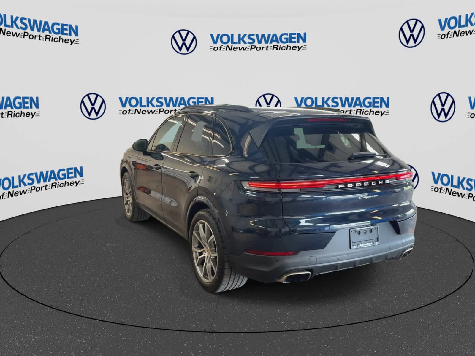 Used 2024 Porsche Cayenne AWD/4WD image 6