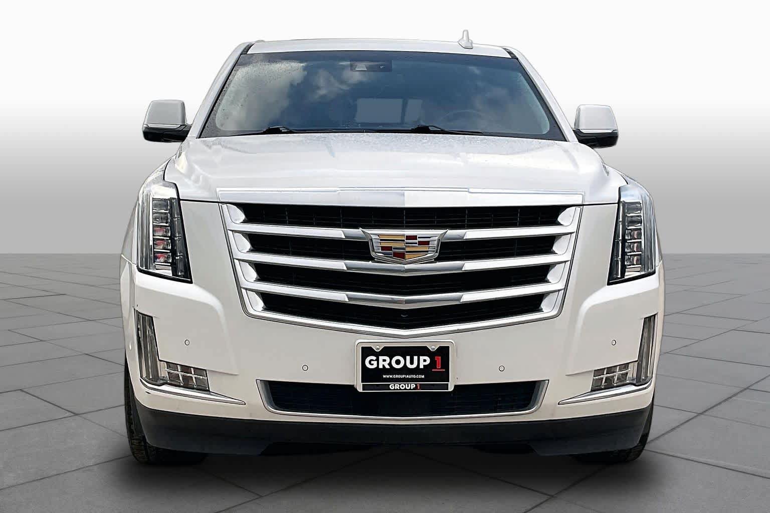 Used 2017 Cadillac Escalade Premium Luxury RWD image 3