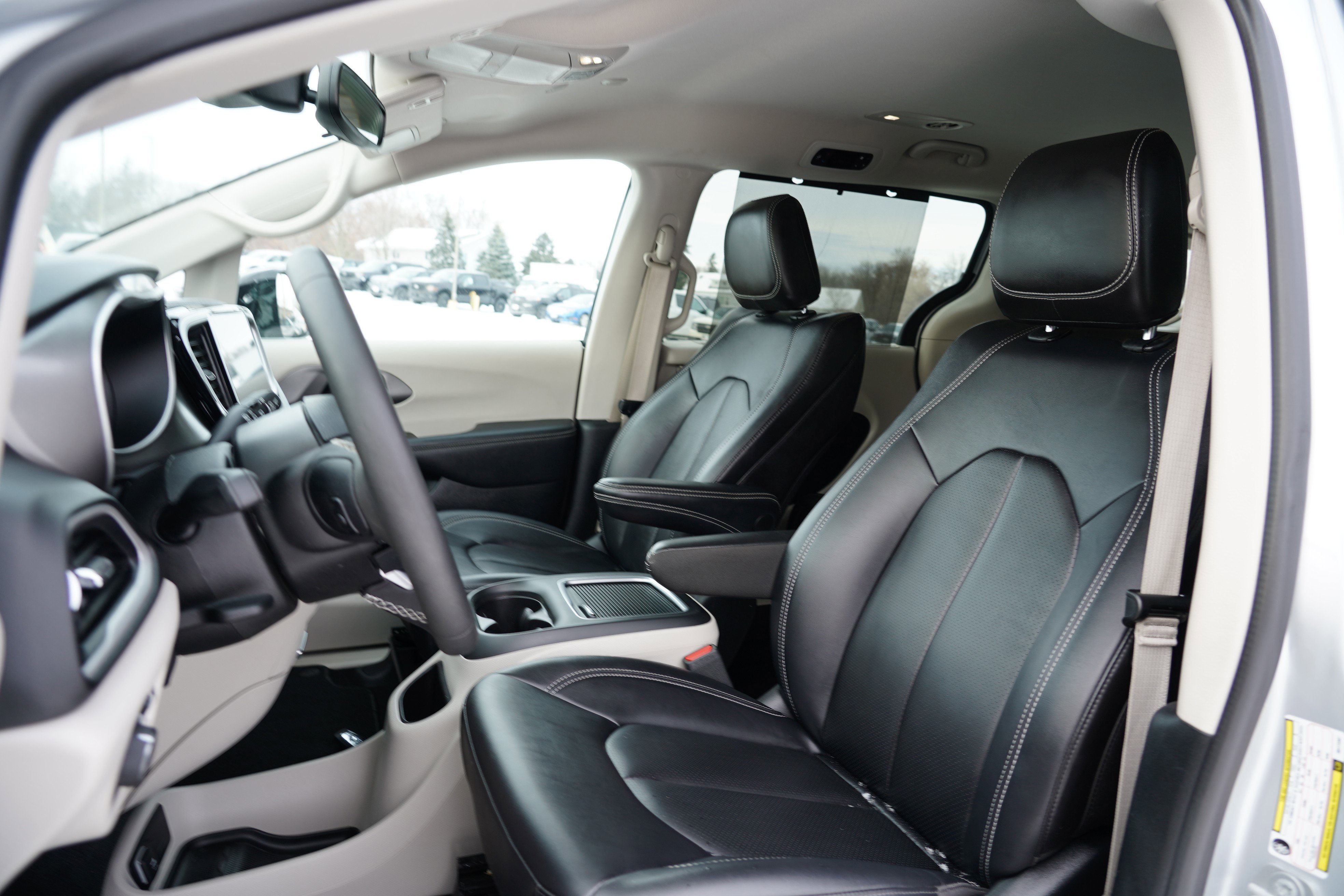 Used 2024 Chrysler Pacifica Touring-L FWD image 16