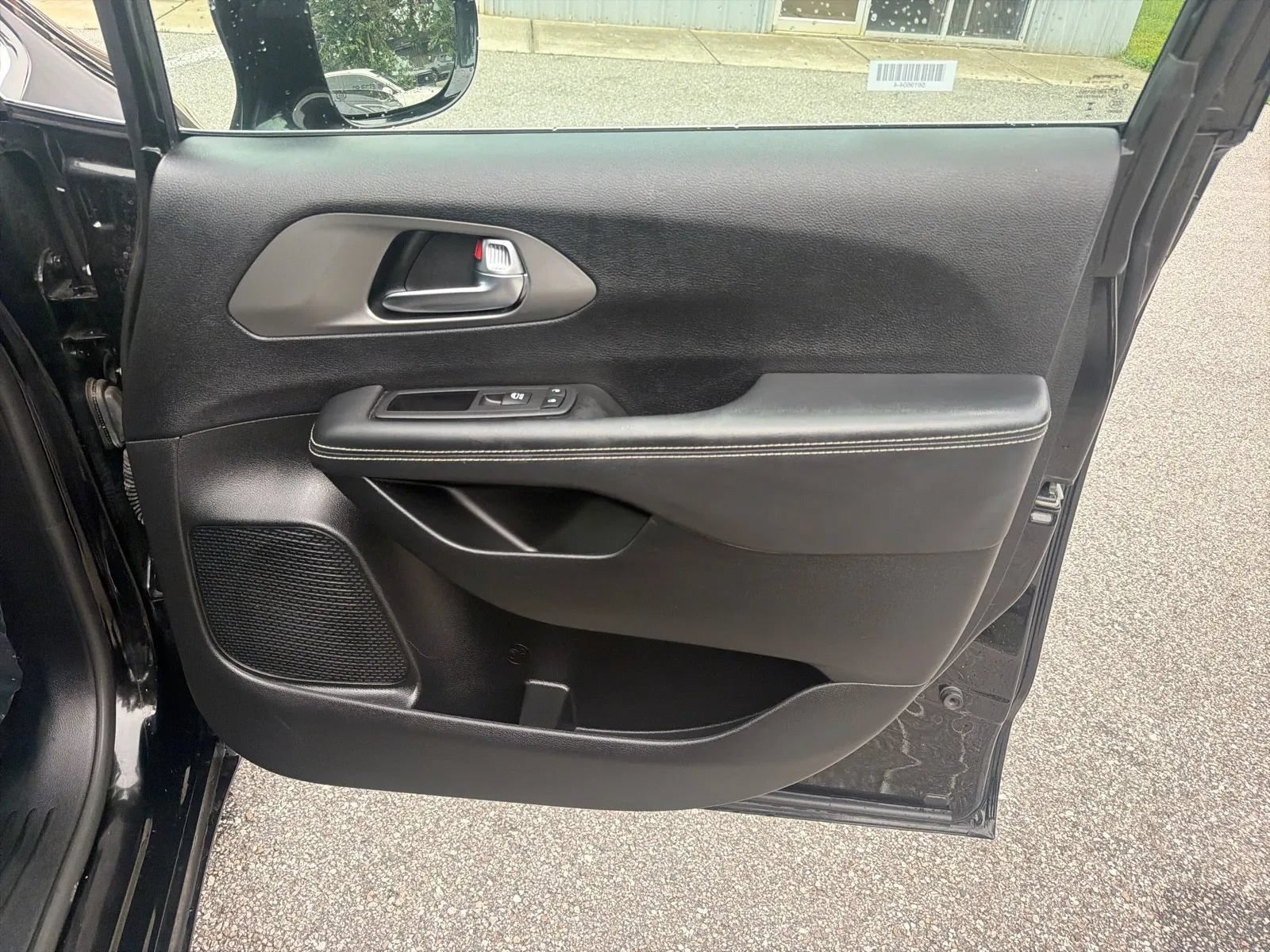 Used 2025 Chrysler Pacifica Select FWD image 24