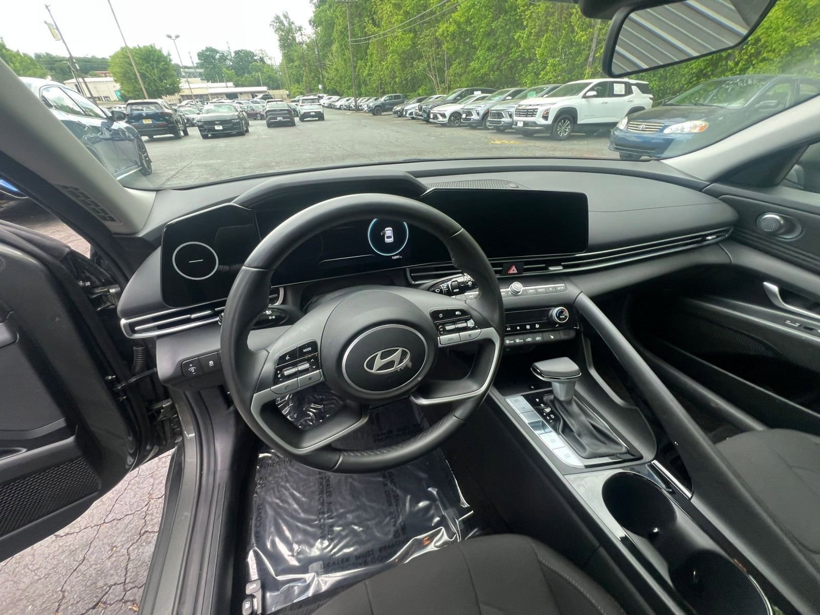 Used 2025 Hyundai Elantra SEL FWD image 29