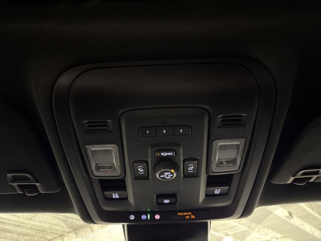Used 2023 Chevrolet Tahoe Z71 w/ Luxury Package AWD/4WD image 35