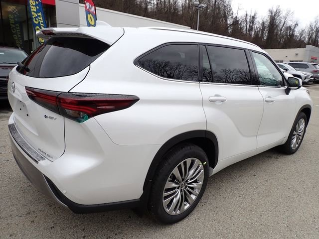 New 2026 Toyota Highlander Platinum image 3