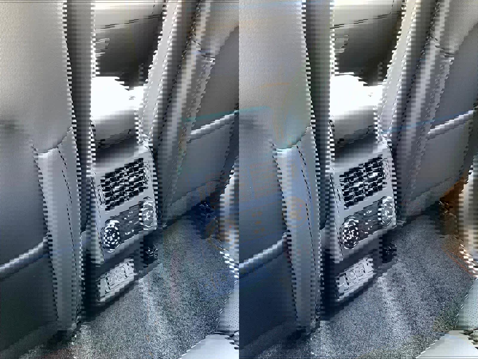 New 2025 Land Rover Discovery Dynamic SE image 16