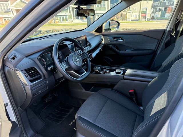 Used 2023 Nissan Rogue SV image 3