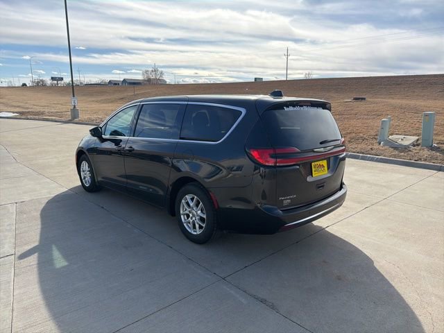 Used 2023 Chrysler Pacifica Touring-L image 5