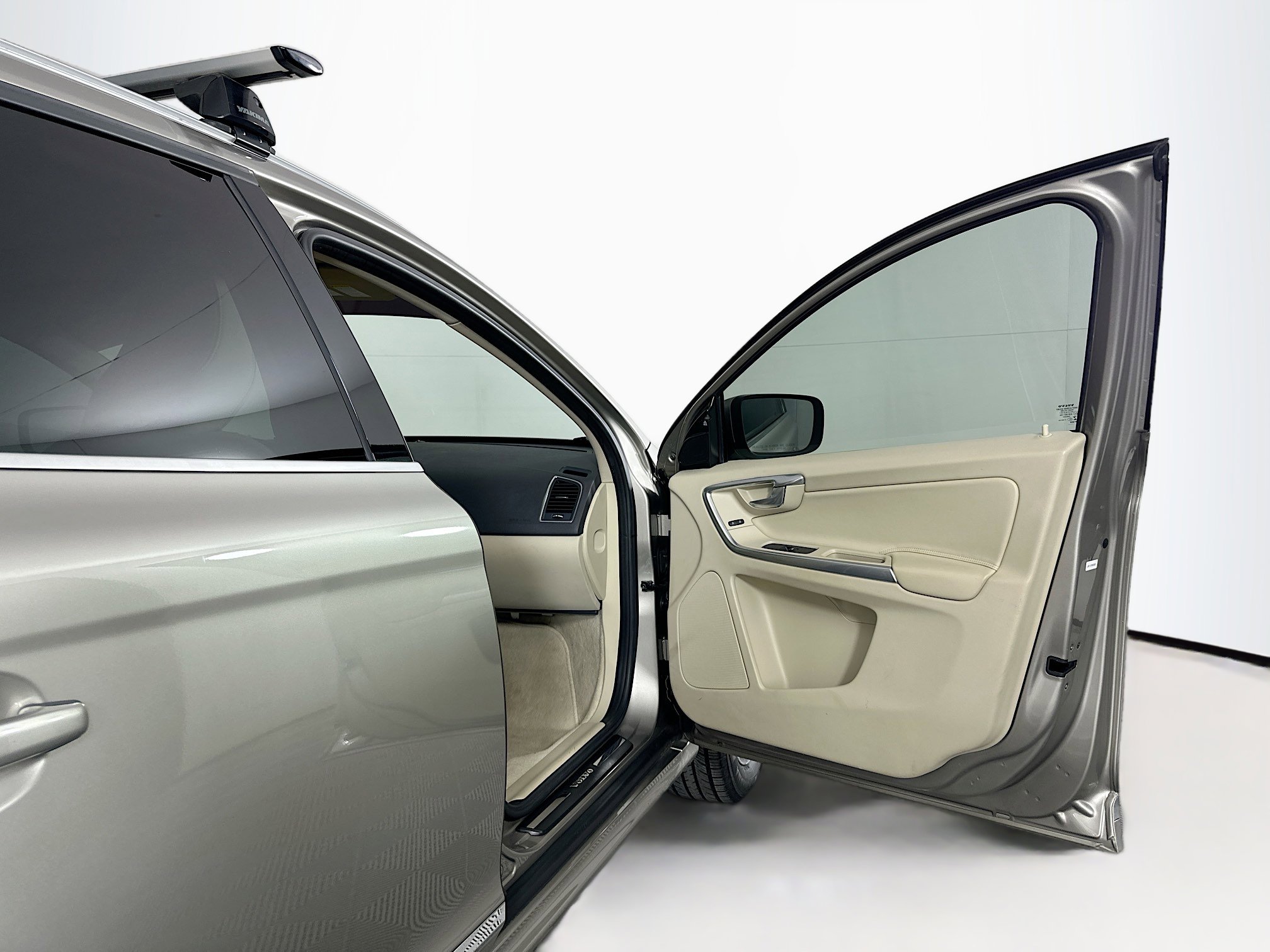 Used 2015 Volvo XC60 T6 image 32