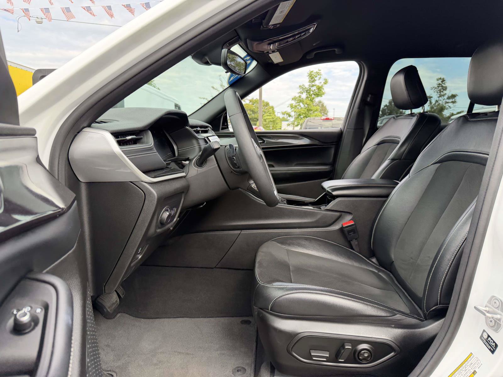Used 2023 Jeep Grand Cherokee Altitude AWD/4WD image 9