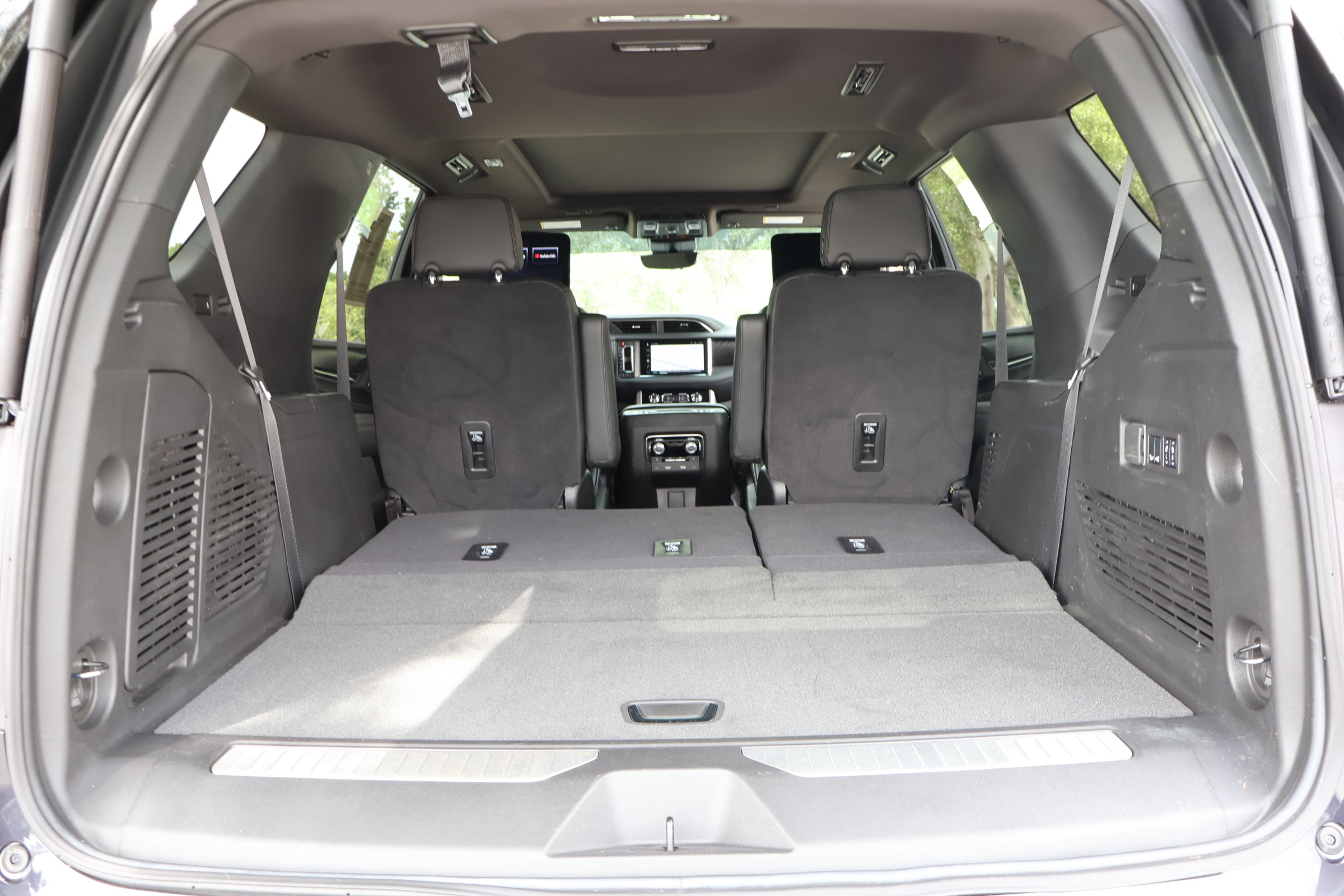 Used 2024 GMC Yukon Denali w/ Advanced Technology Package AWD/4WD image 24
