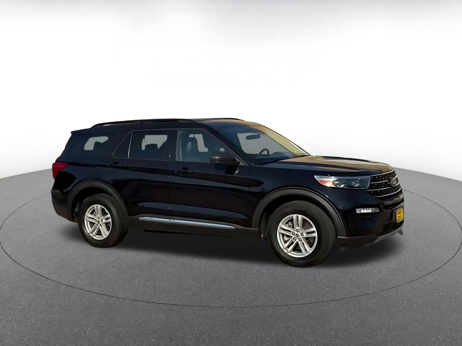Used 2024 Ford Explorer XLT w/ Equipment Group 202A AWD/4WD image 2