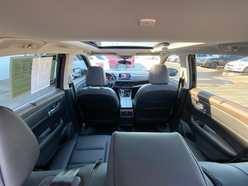 Used 2023 Nissan Rogue SV w/ SV Premium B Package FWD image 9