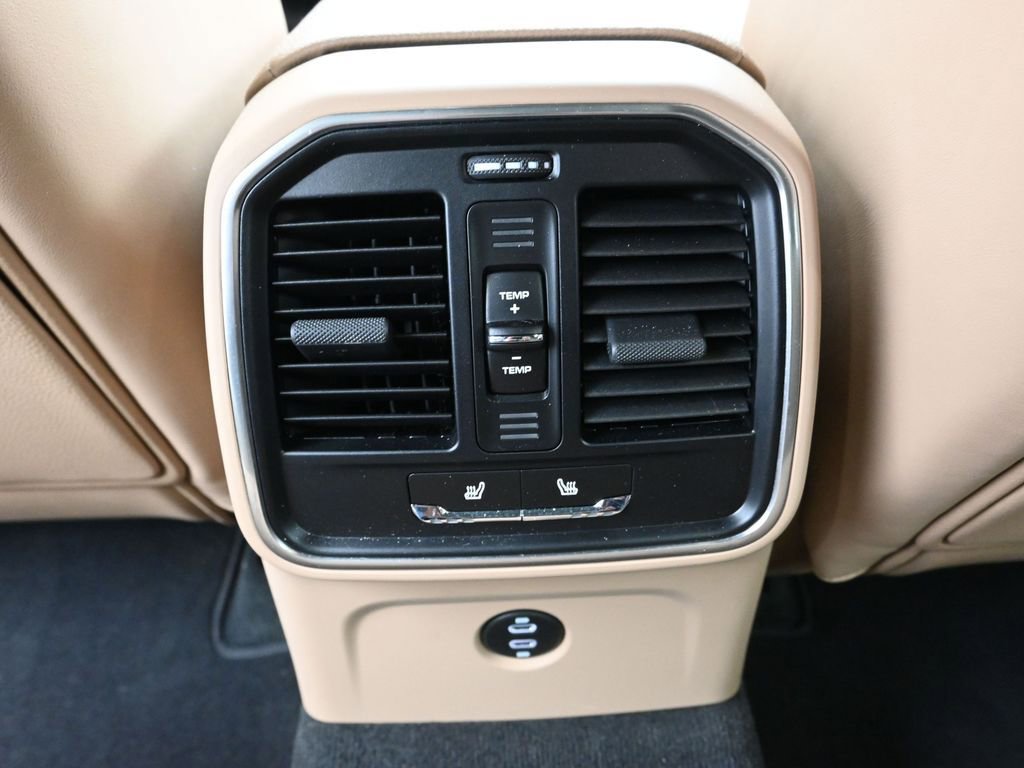 Certified 2024 Porsche Macan image 17