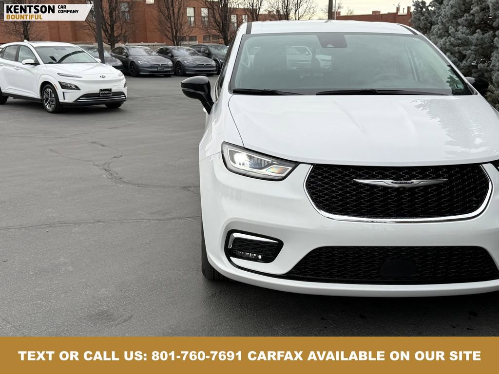 Used 2024 Chrysler Pacifica Touring-L image 13