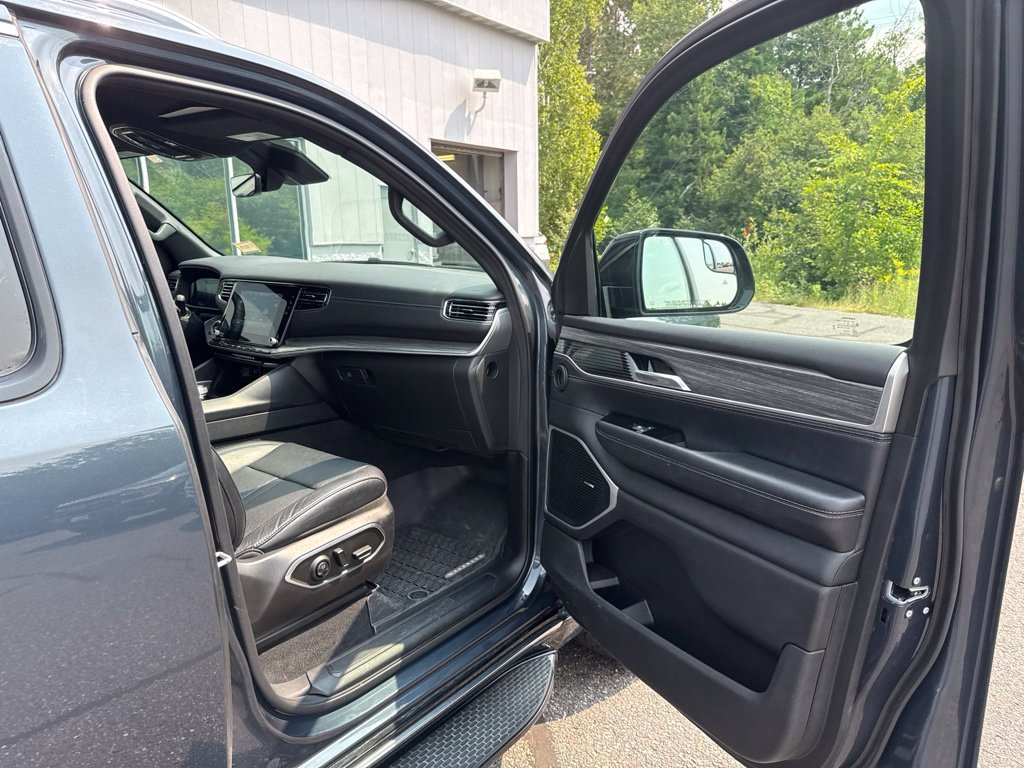 Used 2024 Jeep Wagoneer L Series II w/ Flexible Seating Group AWD/4WD image 20