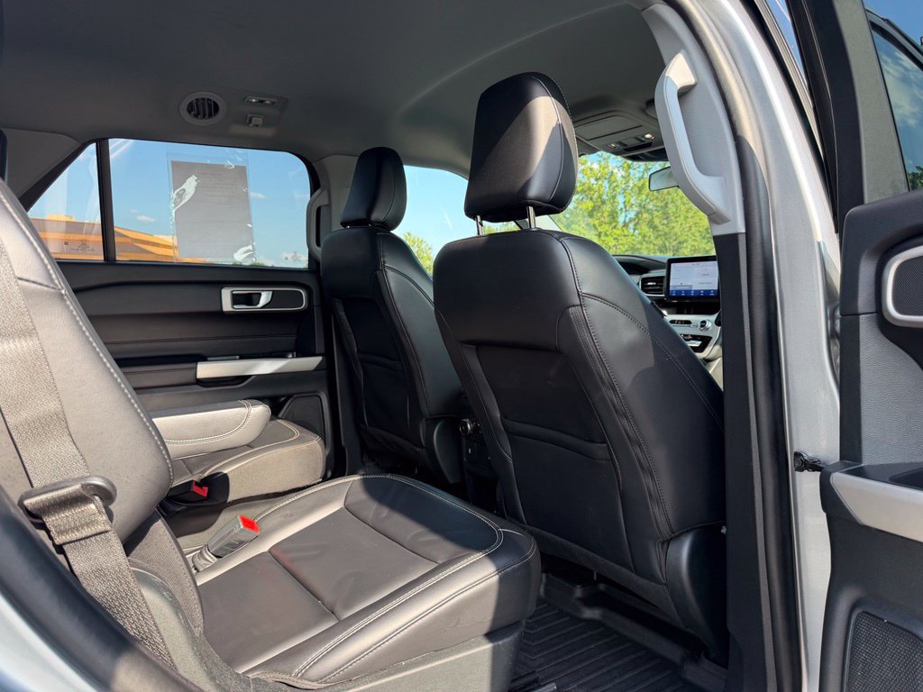 Used 2021 Ford Explorer XLT w/ Equipment Group 202A AWD/4WD image 9
