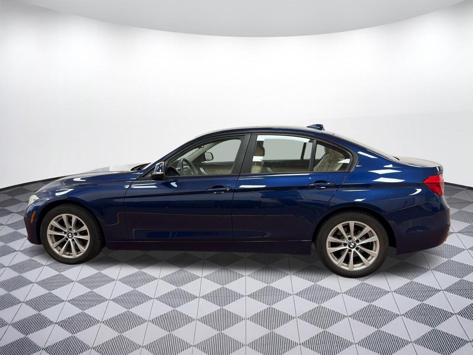 Used 2018 BMW 320i xDrive Sedan w/ Convenience Package AWD/4WD image 2
