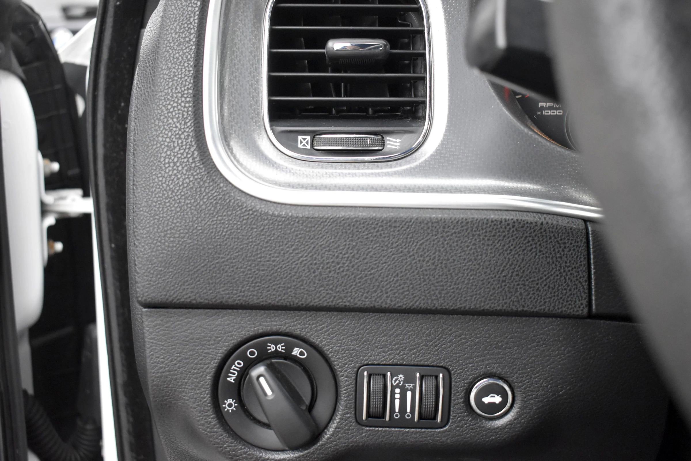 Used 2013 Dodge Charger SE RWD image 19