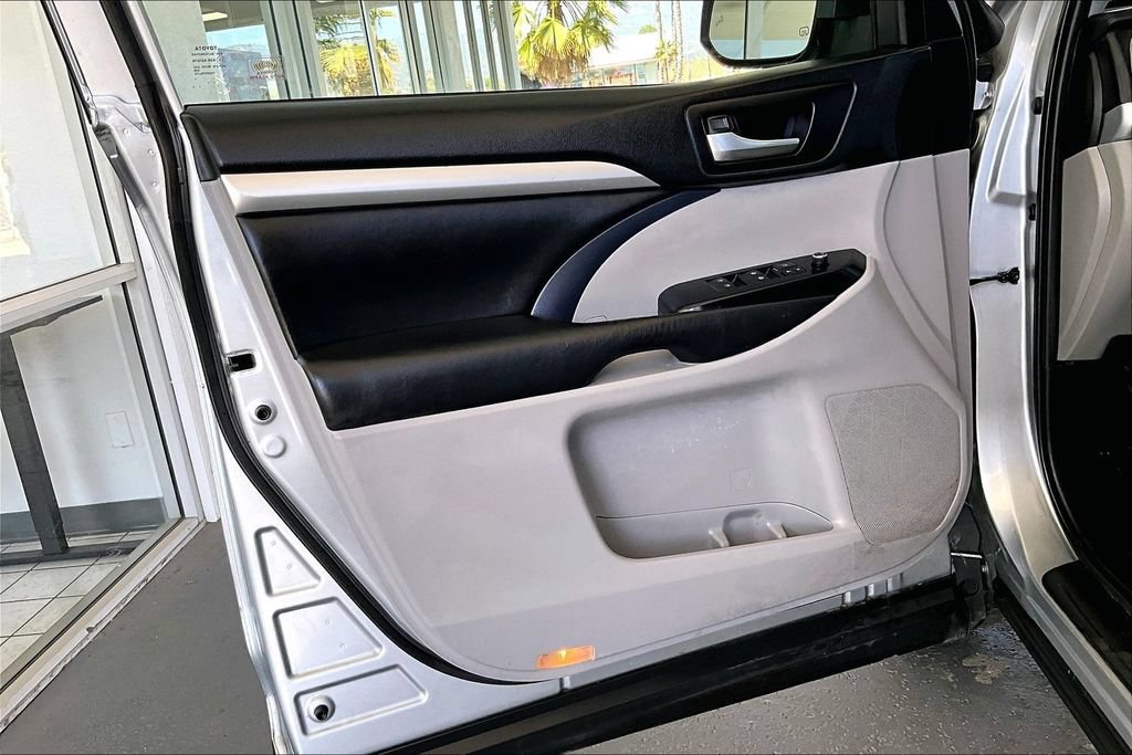 Used 2019 Toyota Highlander XLE w/ Carpet Mat Package (TMS) FWD image 20