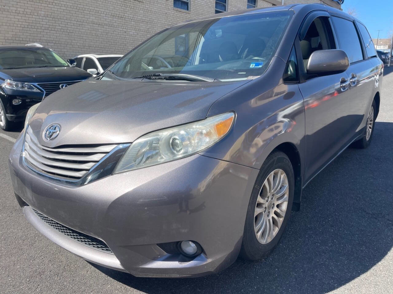 Used 2015 Toyota Sienna XLE w/ XLE Navigation Package FWD image 2