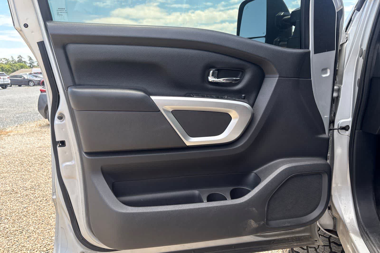 Used 2017 Nissan Titan SV AWD/4WD image 15