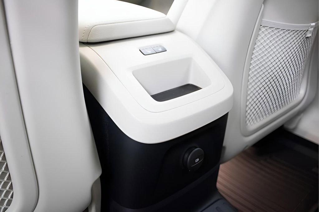 Certified 2025 Volvo XC60 T8 Plus w/ Protection Package Premier image 32