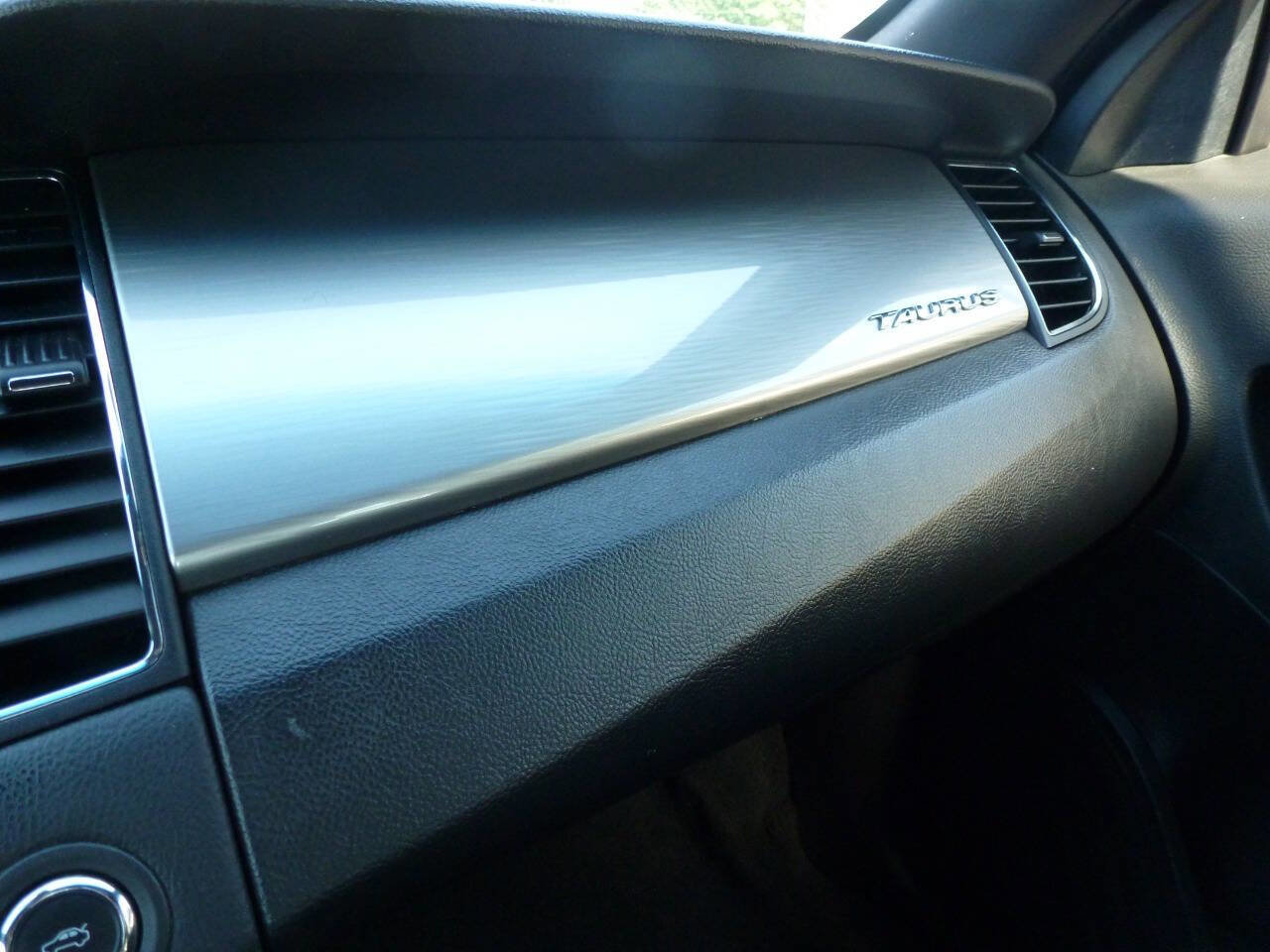 Used 2017 Ford Taurus SEL FWD image 25