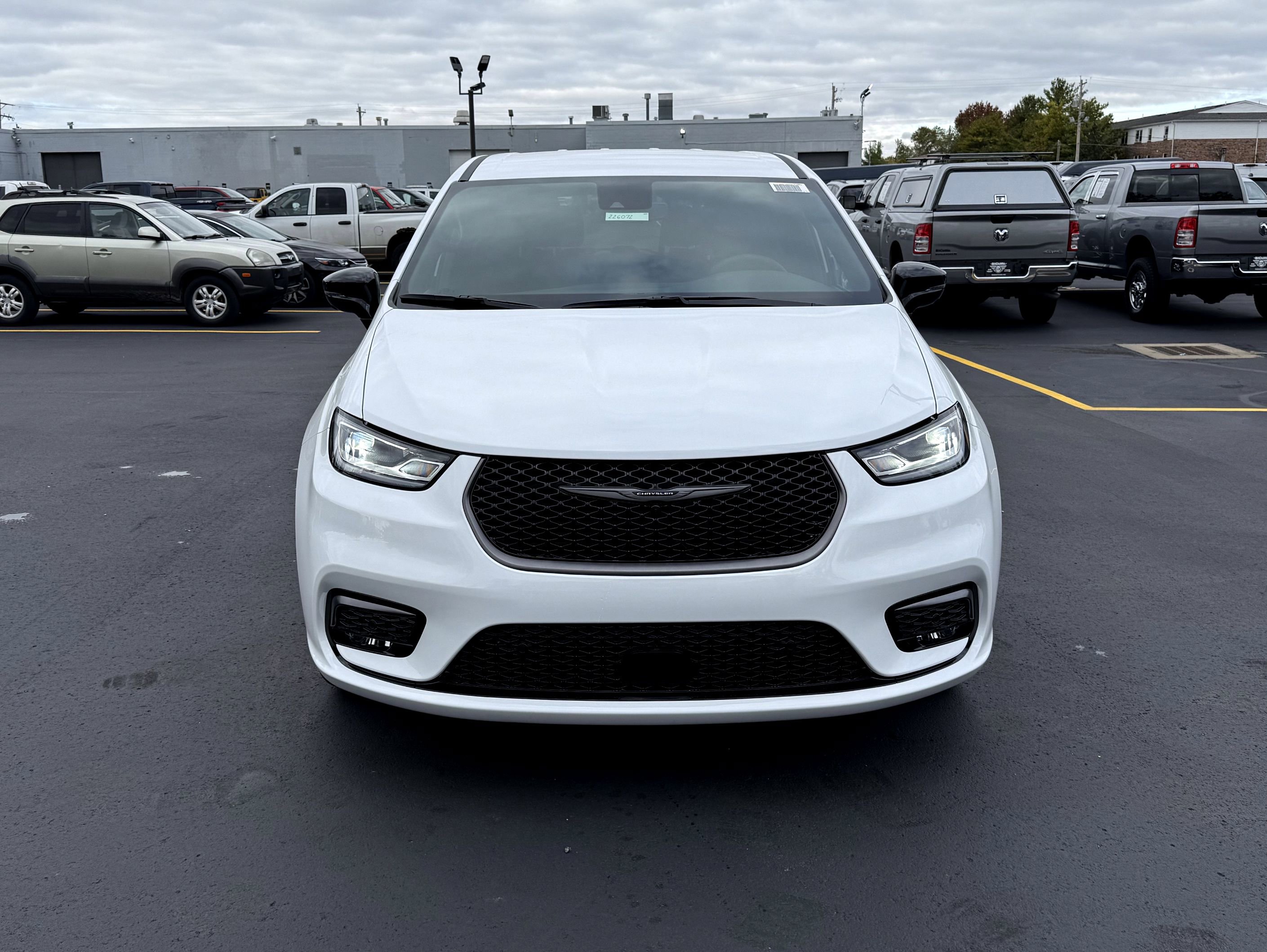 New 2026 Chrysler Pacifica Select image 3