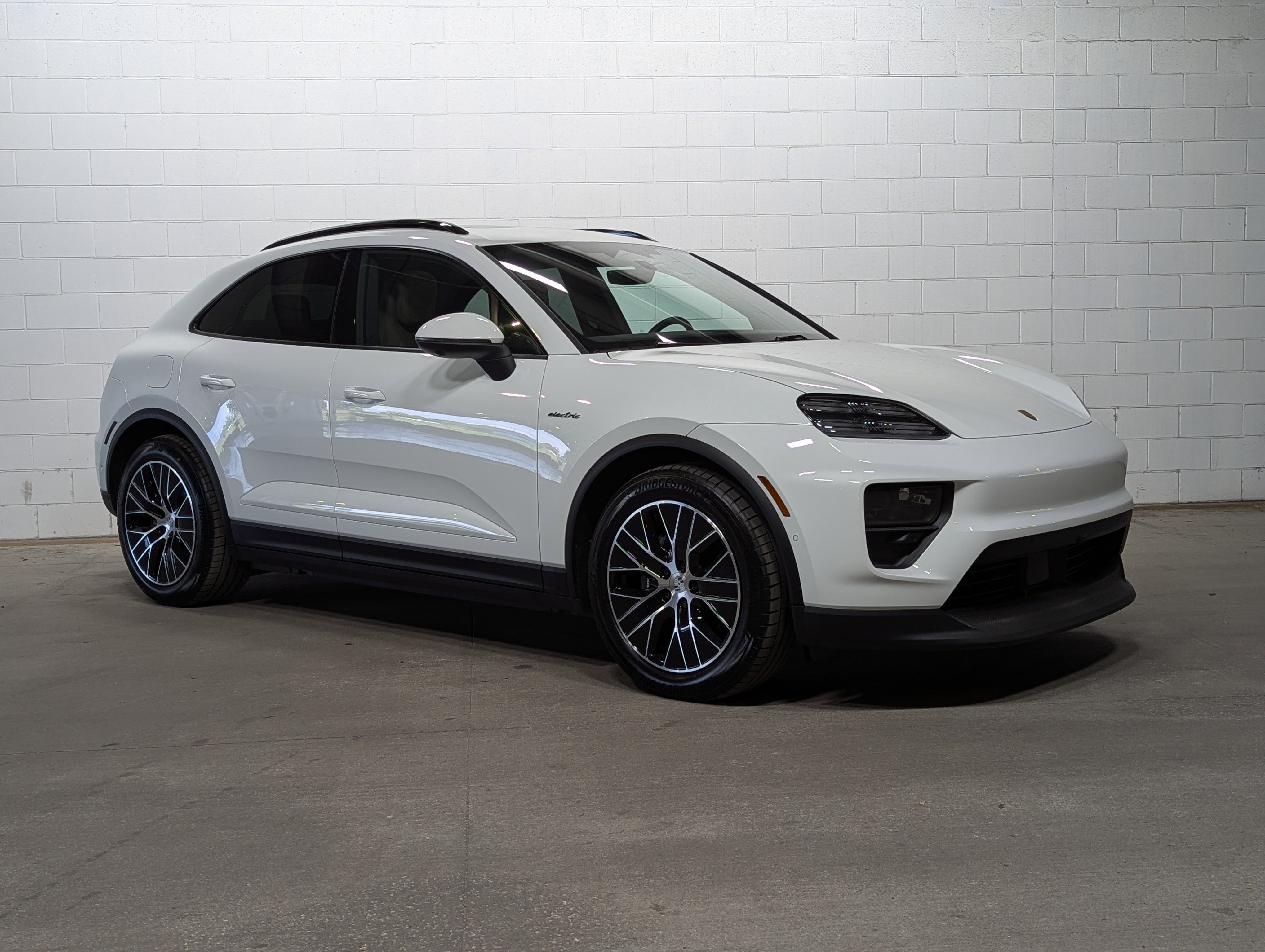 Certified 2025 Porsche Macan 4 Electric image 8