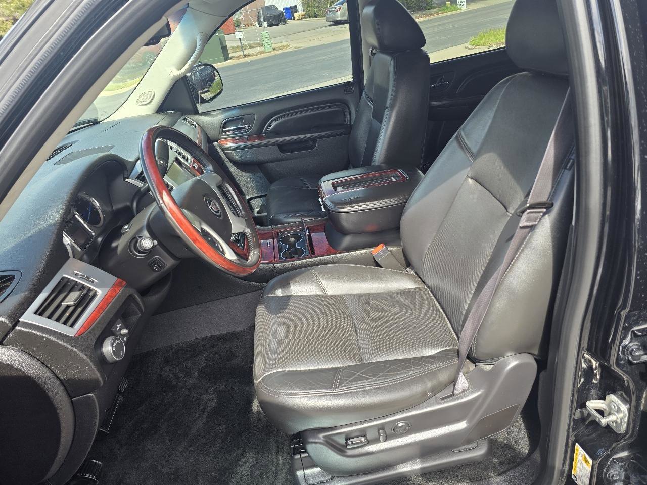 Used 2014 Cadillac Escalade Luxury AWD/4WD image 8