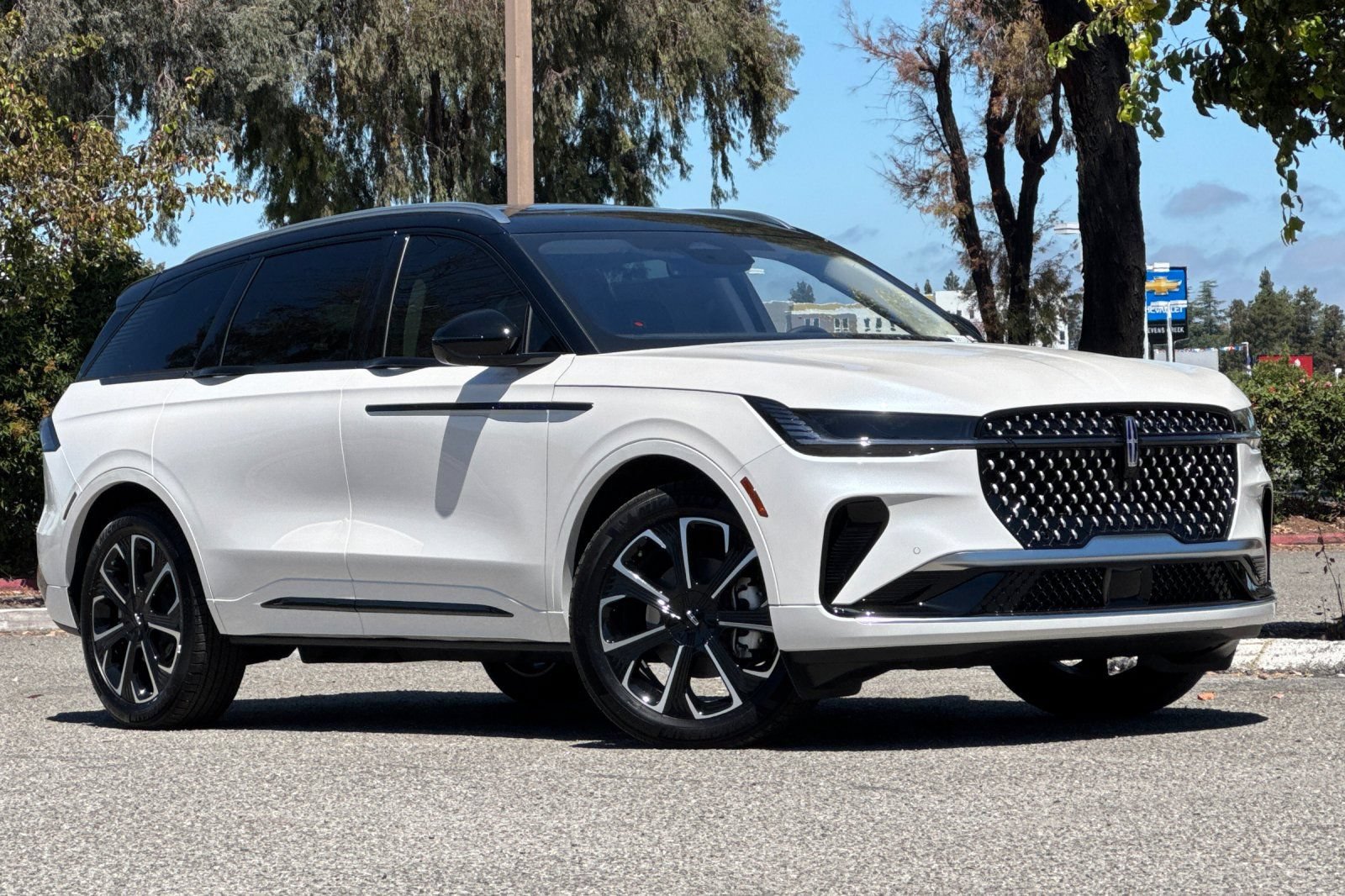 New 2026 Lincoln Nautilus Reserve AWD/4WD image 2