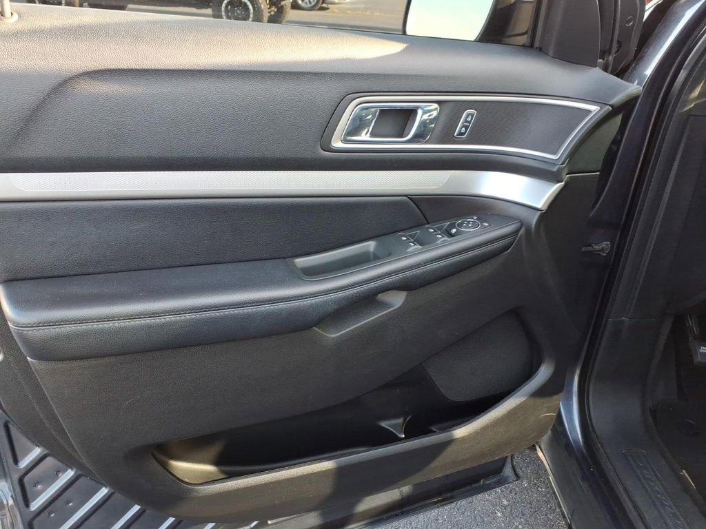 Used 2017 Ford Explorer XLT w/ Equipment Group 202A FWD image 13