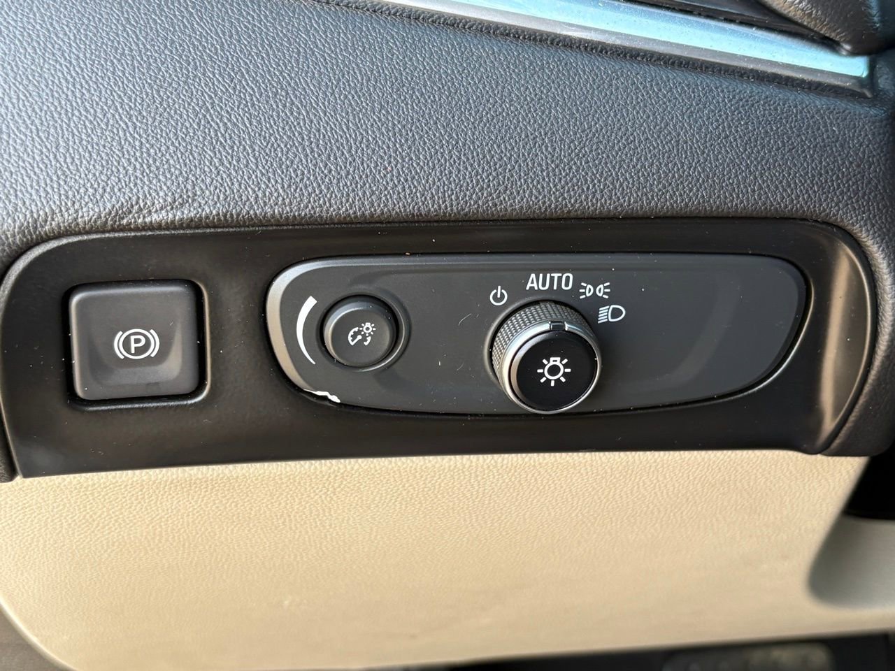 Used 2020 Buick Enclave Premium w/ Sun and Sites Package image 22